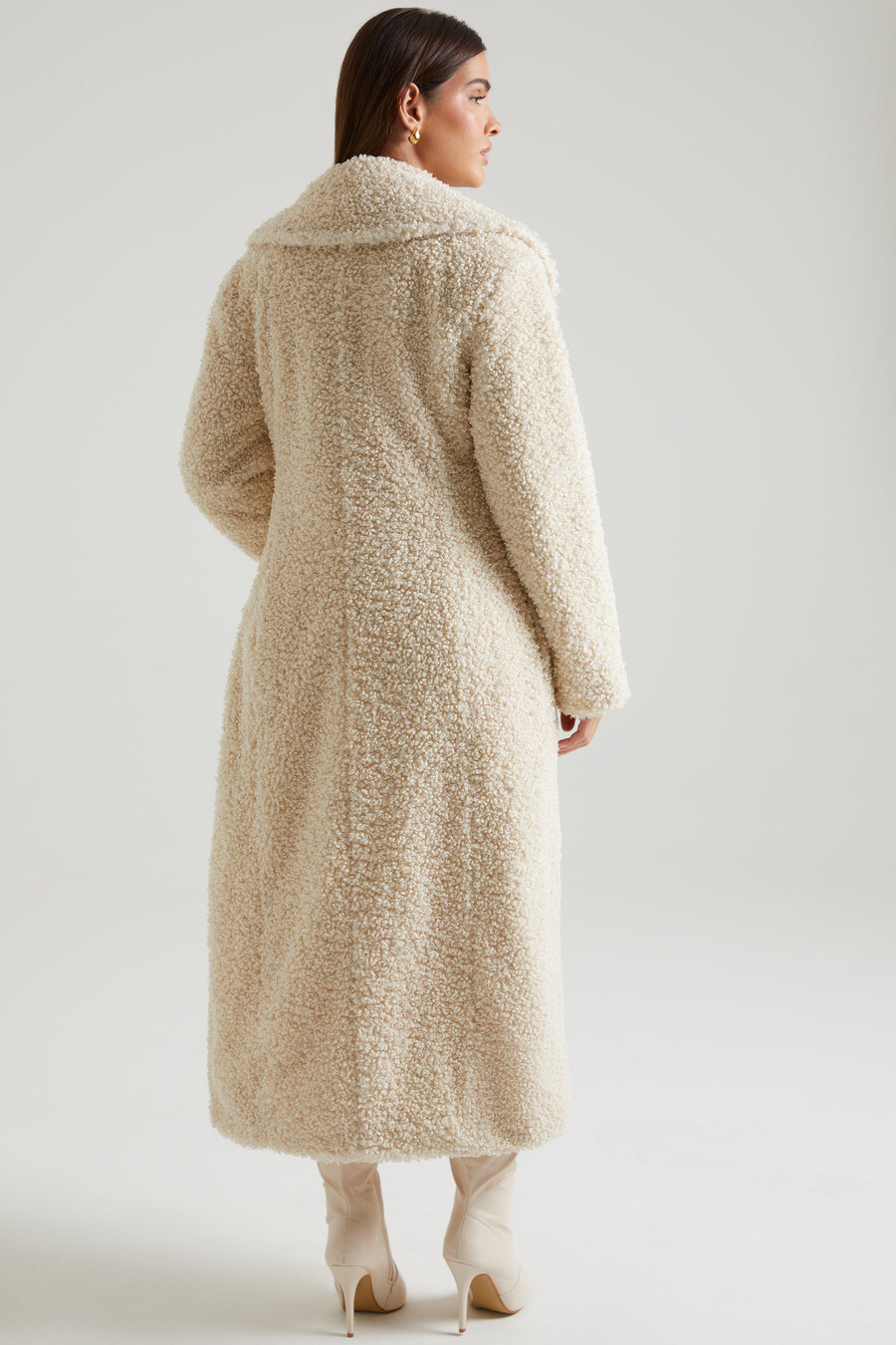 クリーム色のロングシアリングコート