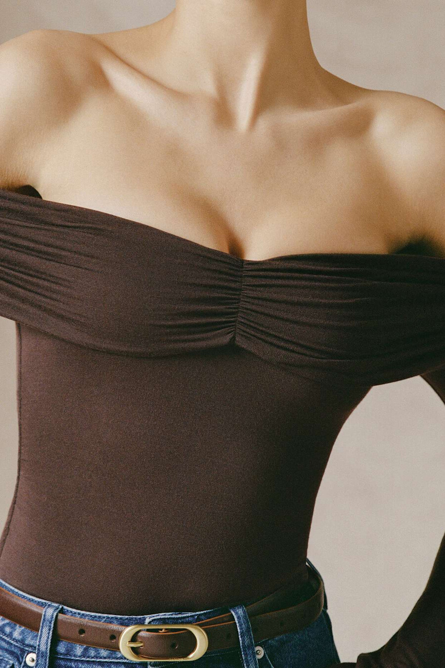 モダールカシミアブレンドオフショルダールーシュトップ(エスプレッソ)