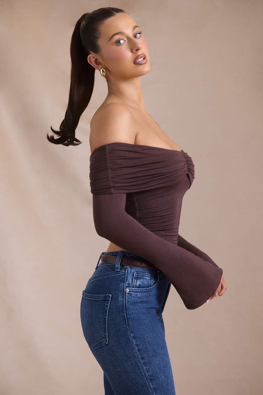モダールカシミアブレンドオフショルダールーシュトップ(エスプレッソ)